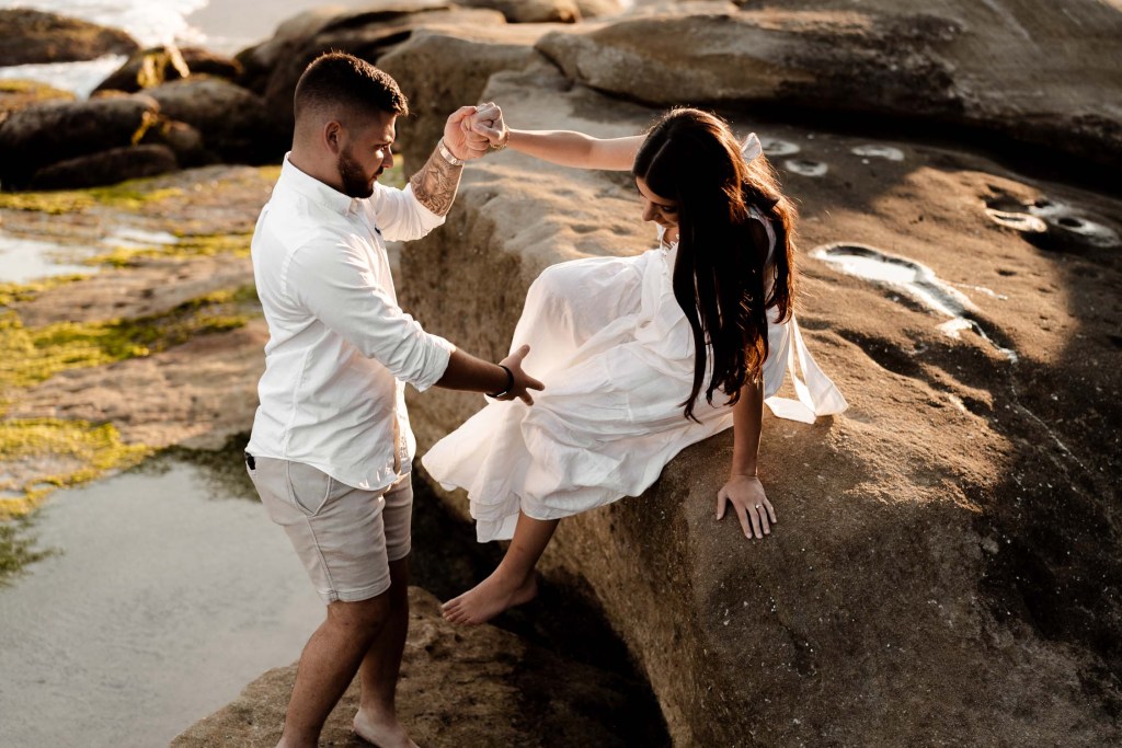 TAMARAMA-BEACH-BONDI-SYDNEY-ANELLOWEDDINGS-PRE-WEDDING-SHOOT-ROCKS