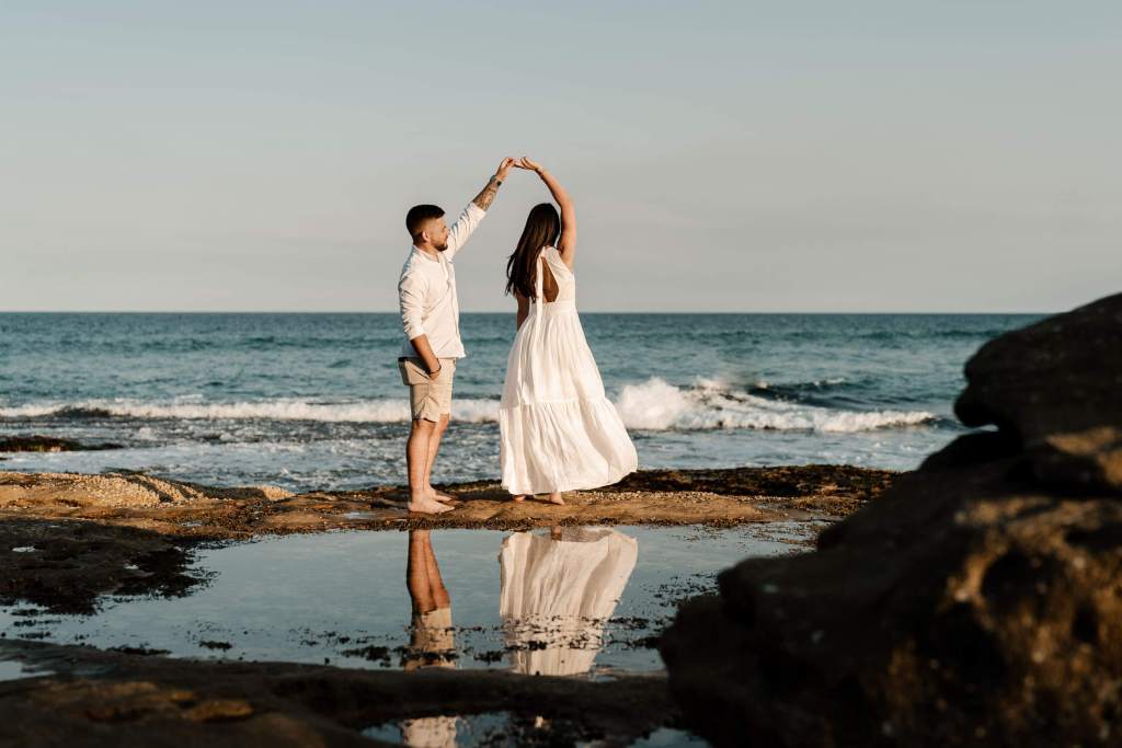 TAMARAMA-BEACH-BONDI-SYDNEY-ANELLOWEDDINGS-PRE-WEDDING-REFLECTION-ROCKS