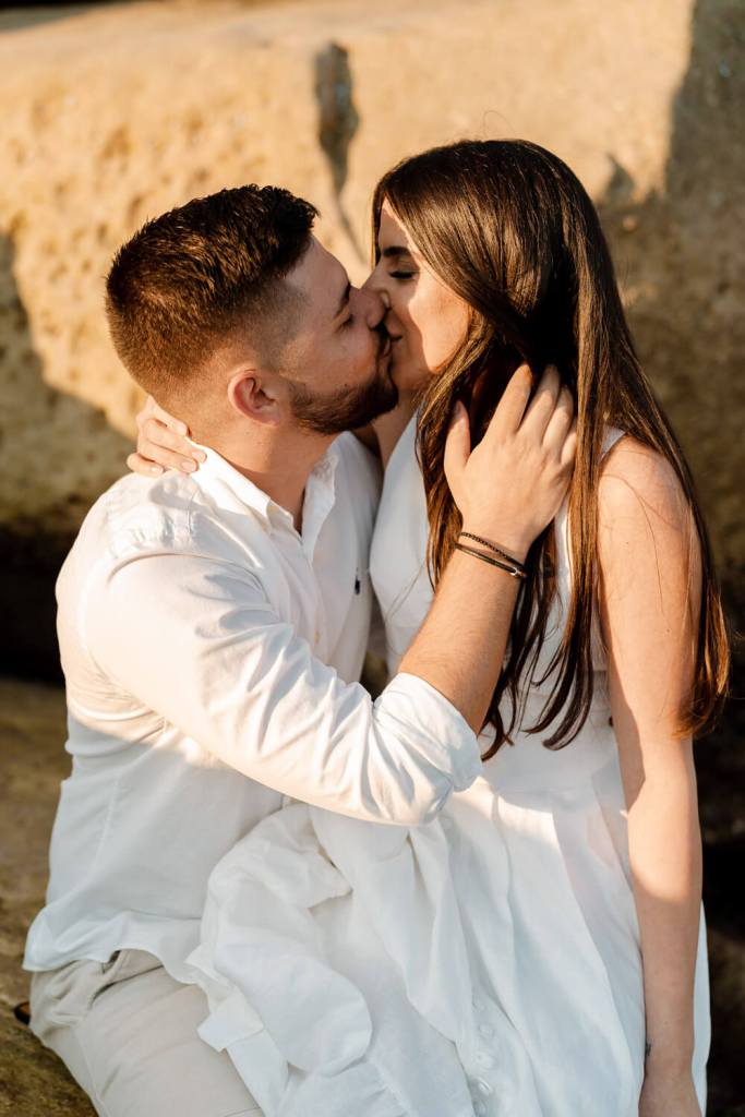 TAMARAMA-BEACH-BONDI-SYDNEY-ANELLOWEDDINGS-PRE-WEDDING-SHOOT-ROCKS-CANDID-SMILES