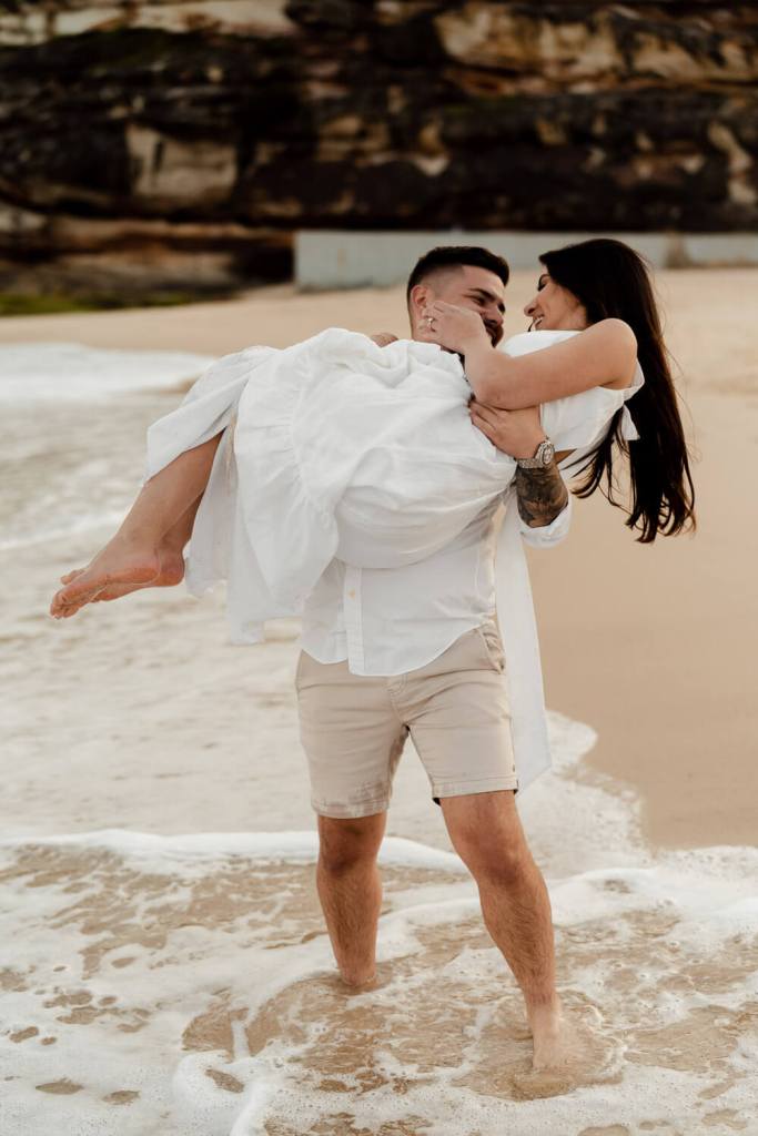 TAMARAMA-BEACH-BONDI-SYDNEY-ANELLOWEDDINGS-PRE-WEDDING-SHOOT-SAND-CANDID-SMILES