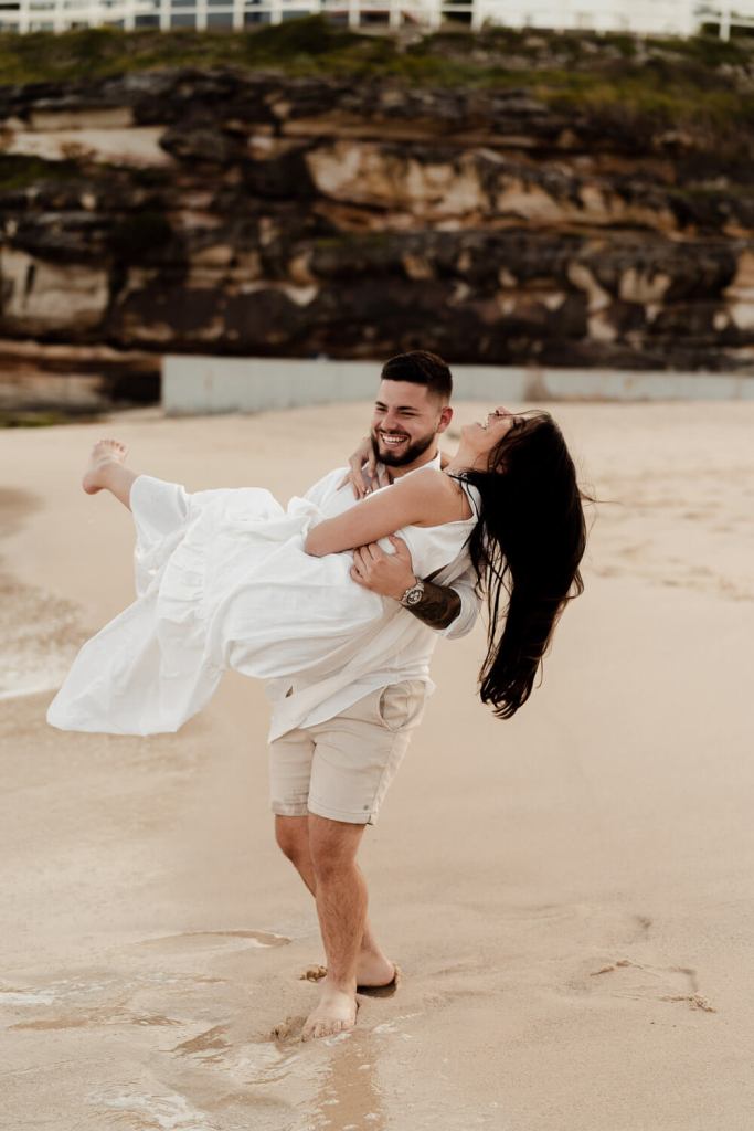 TAMARAMA-BEACH-BONDI-SYDNEY-ANELLOWEDDINGS-PRE-WEDDING-SHOOT-SAND-CANDID-SMILES
