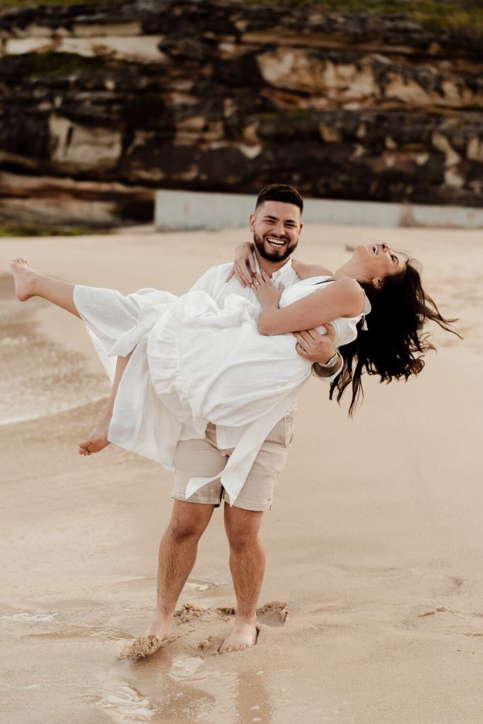 TAMARAMA-BEACH-BONDI-SYDNEY-ANELLOWEDDINGS-PRE-WEDDING-SHOOT-SAND-CANDID-SMILES