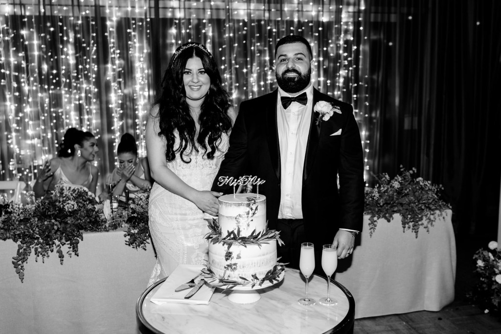 VIEW-BY-SYDNEY-PIER-ONE-WEDDING-PHOTOGRAPHER-ANELLOWEDDINGS-WEDDING-CAKE-CUT-SPARKLERS