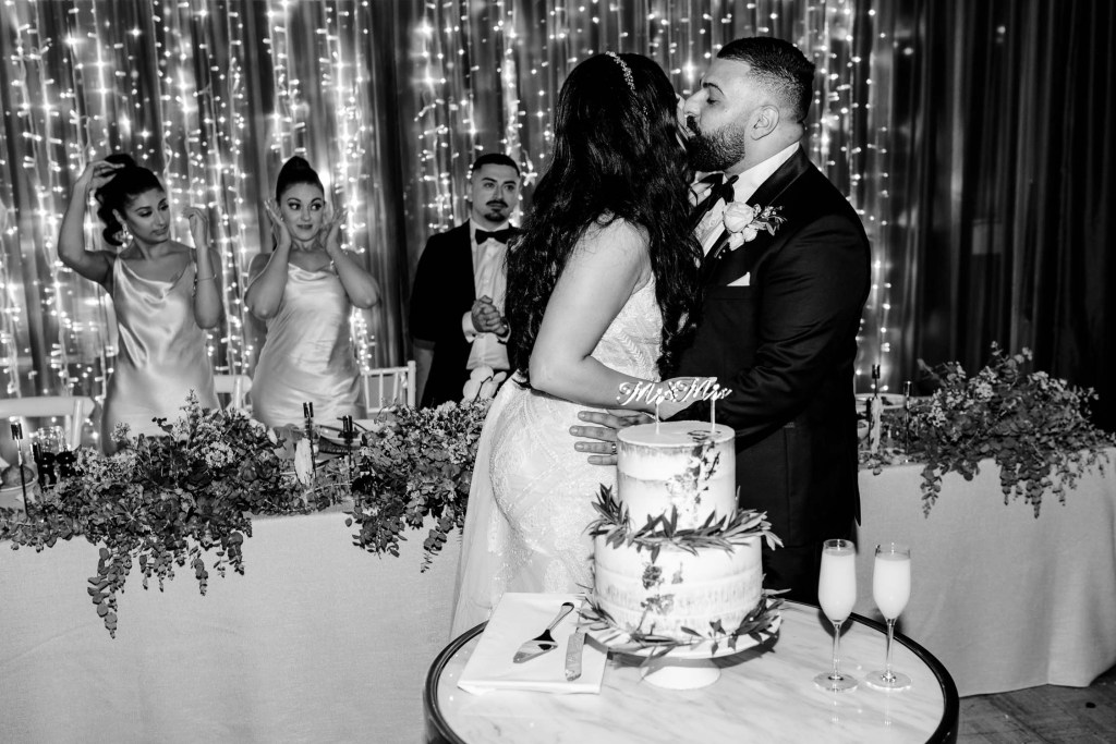 VIEW-BY-SYDNEY-PIER-ONE-WEDDING-PHOTOGRAPHER-ANELLOWEDDINGS-WEDDING-CAKE-CUT-SPARKLERS-KISS