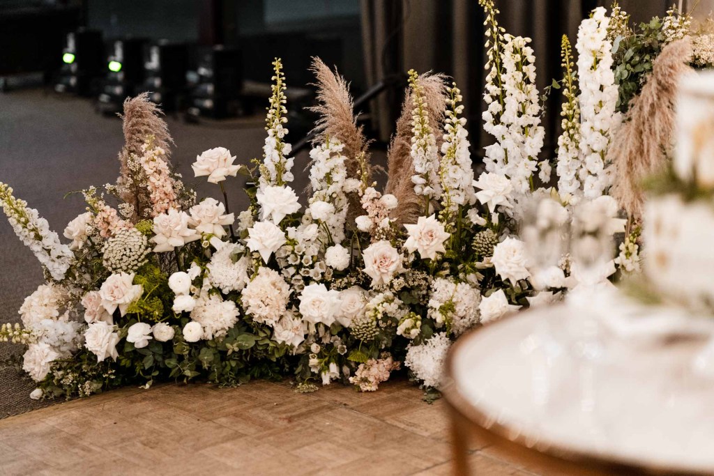 VIEW-BY-SYDNEY-PIER-ONE-WEDDING-PHOTOGRAPHER-ANELLOWEDDINGS-TABLE-FLORALS