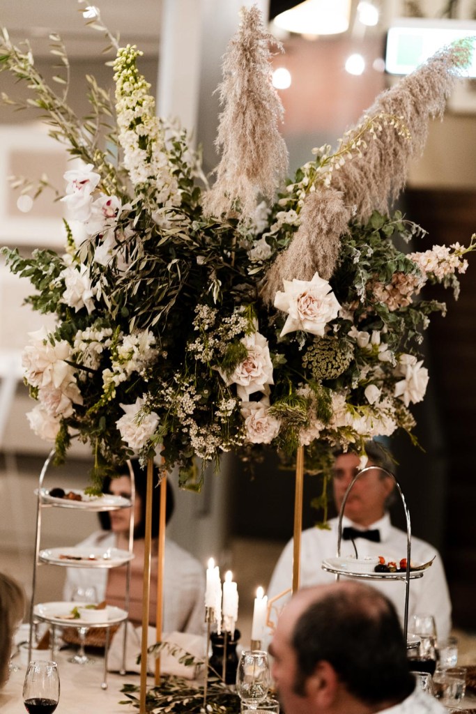 VIEW-BY-SYDNEY-PIER-ONE-WEDDING-PHOTOGRAPHER-ANELLOWEDDINGS-TABLE-FLORALS-DRIED-ARRANGEMENTS