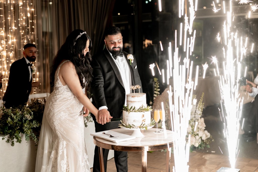 VIEW-BY-SYDNEY-PIER-ONE-WEDDING-PHOTOGRAPHER-ANELLOWEDDINGS-WEDDING-CAKE-CUT-SPARKLERS