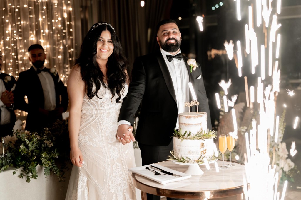 VIEW-BY-SYDNEY-PIER-ONE-WEDDING-PHOTOGRAPHER-ANELLOWEDDINGS-WEDDING-CAKE-CUT-SPARKLERS