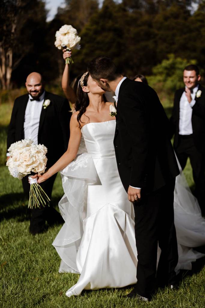 WESTERN-SYDNEY-PARKLANDS-THE-DAIRY-ABBOTSBURY-SYDNEY-PHOTOGRAPHERS-ANELLOWEDDINGS-KISSING