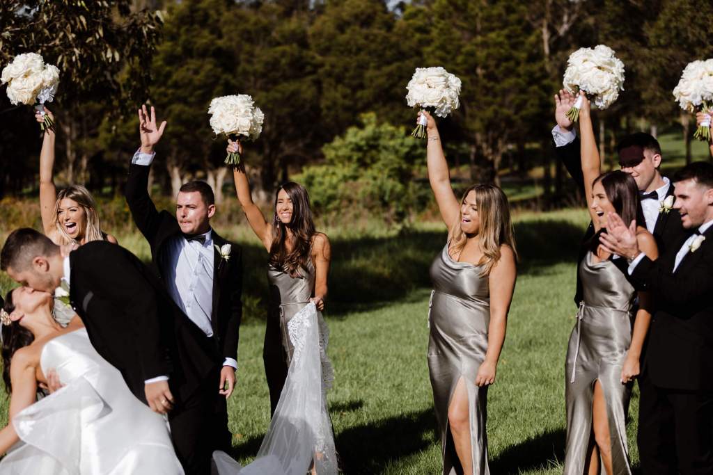 WESTERN-SYDNEY-PARKLANDS-THE-DAIRY-ABBOTSBURY-SYDNEY-PHOTOGRAPHERS-ANELLOWEDDINGS-KISSING