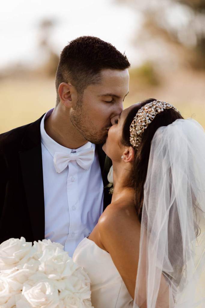 WESTERN-SYDNEY-PARKLANDS-THE-DAIRY-ABBOTSBURY-SYDNEY-PHOTOGRAPHERS-ANELLOWEDDINGS-BRIDAL-KISSING-COUPLE