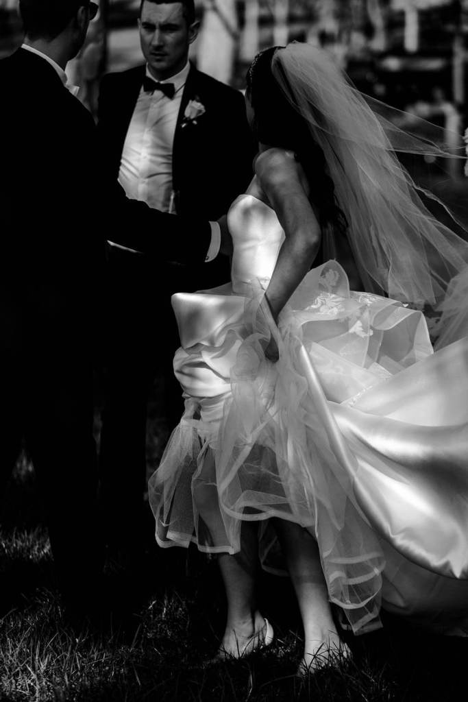 WESTERN-SYDNEY-PARKLANDS-THE-DAIRY-ABBOTSBURY-SYDNEY-PHOTOGRAPHERS-ANELLOWEDDINGS-MODERN-WEDDING-DRESS