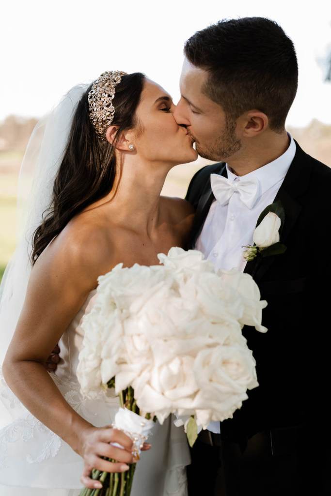 WESTERN-SYDNEY-PARKLANDS-THE-DAIRY-ABBOTSBURY-SYDNEY-PHOTOGRAPHERS-ANELLOWEDDINGS-KISSING-COUPLE