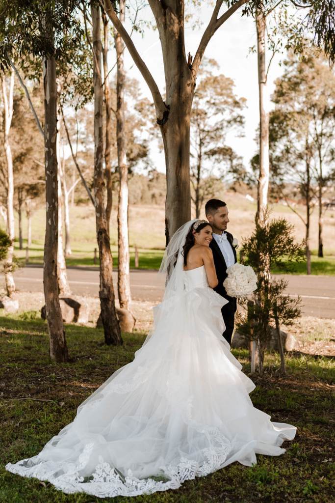 WESTERN-SYDNEY-PARKLANDS-THE-DAIRY-ABBOTSBURY-SYDNEY-PHOTOGRAPHERS-ANELLOWEDDINGS-SUN-KISSED-COUPLE