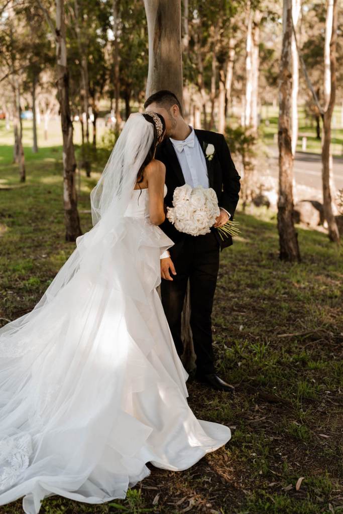 WESTERN-SYDNEY-PARKLANDS-THE-DAIRY-ABBOTSBURY-SYDNEY-PHOTOGRAPHERS-ANELLOWEDDINGS-SUN-KISSED-COUPLE