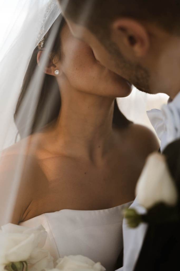 WESTERN-SYDNEY-PARKLANDS-THE-DAIRY-ABBOTSBURY-SYDNEY-PHOTOGRAPHERS-ANELLOWEDDINGS-SUN-KISSING-COUPLE