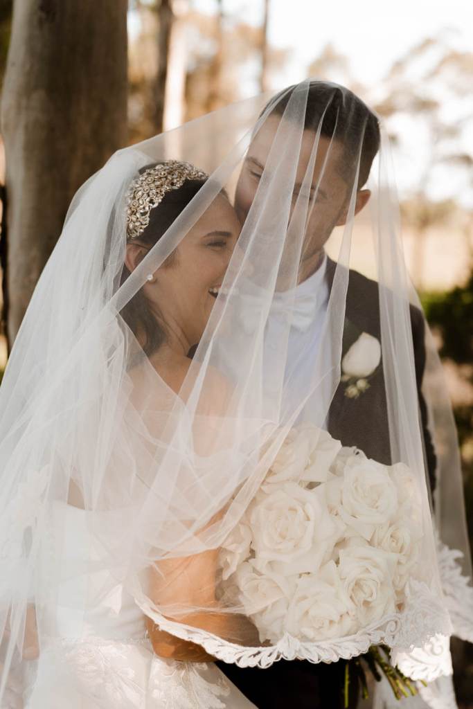 WESTERN-SYDNEY-PARKLANDS-THE-DAIRY-ABBOTSBURY-SYDNEY-PHOTOGRAPHERS-ANELLOWEDDINGS-SMILING-COUPLE