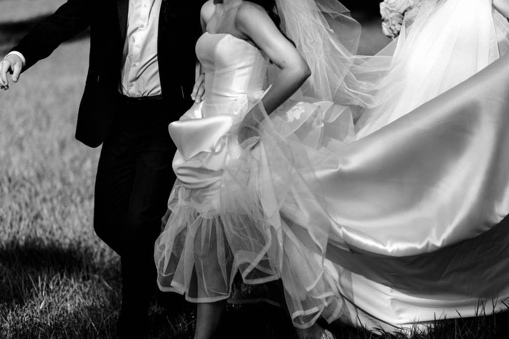 WESTERN-SYDNEY-PARKLANDS-THE-DAIRY-ABBOTSBURY-SYDNEY-PHOTOGRAPHERS-ANELLOWEDDINGS-MODERN-WEDDING-DRESS