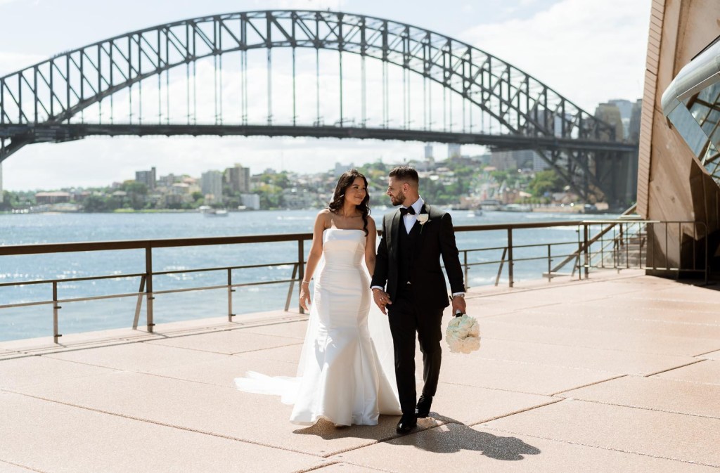 bride and groom kissing infront of harbour bridge