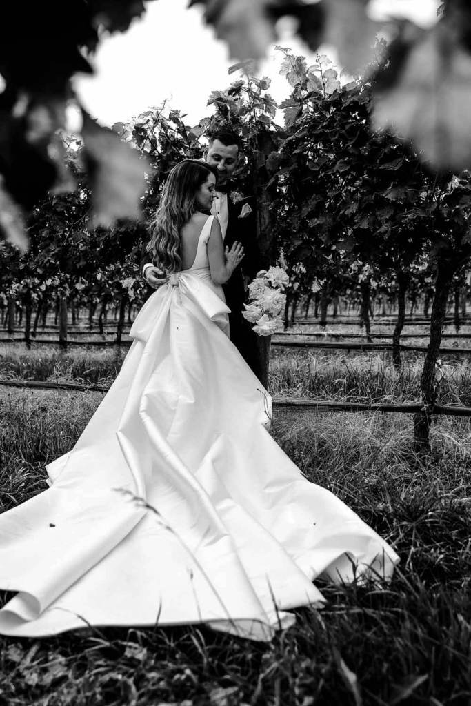 Couple kissing in Centennial Vinyards Bowral