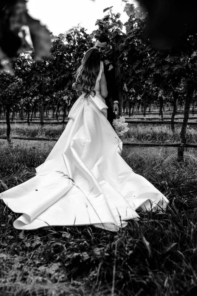 Couple kissing in Centennial Vinyards Bowral