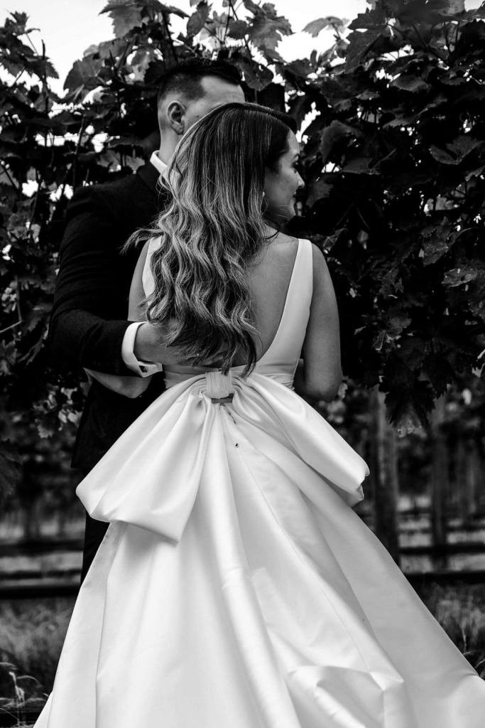 Couple kissing in Centennial Vinyards Bowral