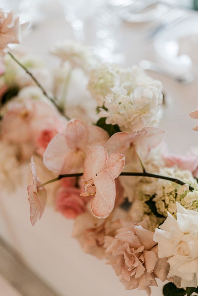 closeup of simple wedding floral